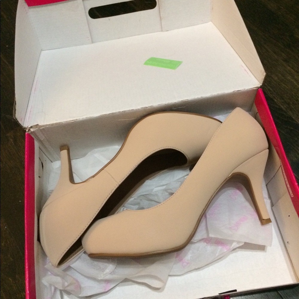 Nude Pumps